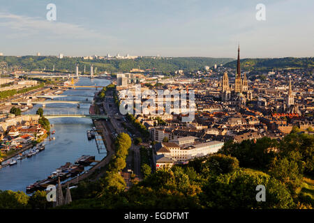 La vista dalla terrazza del Bonsecours verso la Senna e Rouen con la sua Cattedrale di Notre-dame de l'Assomption, Rouen, Normandia, Francia Foto Stock