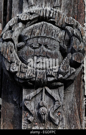 Dettaglio di un legno scolpito nel fascio ex Plague-Ossuary San Maclou, Rouen, Seine-Maritime, Normandia, Francia Foto Stock