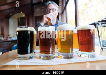 Volo di birre. Steelhead Ristorante e Birreria in Burlingame, California. Foto Stock