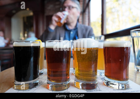 Volo di birre. Steelhead Ristorante e Birreria in Burlingame, California. Foto Stock