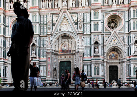 I turisti di fronte alla facciata della cattedrale, Kathedrale Santa Maria del Fiore, Firenze, Toscana, Italia Foto Stock