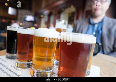 Volo di birre. Steelhead Ristorante e Birreria in Burlingame, California. Foto Stock