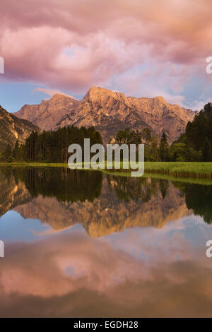 Vista da Almsee verso l'Tote Gebirge montagne, Almtal, Alpi calcaree a nord, Austria superiore, Austria Foto Stock