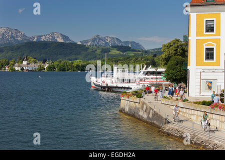 Vista da Gmunden attraverso Traunsee, castello di Orth in background, Gmunden, Salzkammergut, Austria superiore, Austria Foto Stock