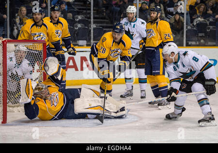 Nashville, TN, Stati Uniti d'America. Xvii Feb, 2015. Nashville Predators goalie Pekka Rinne (35) definisce per arrestare un punto vuoto-shot da San Jose Sharks center Joe Pavelski (8) durante il secondo periodo di martedì in gioco alla Bridgestone Arena di Nashville, TN.Nick Wagner/CSM/Alamy Live News Foto Stock
