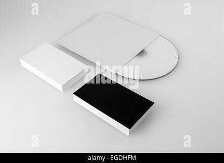 Blank business cards e compact disc. Modello per la corporate identity per i progettisti. Profondità di campo. Foto Stock