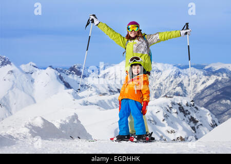 Felice inverno sci vacanza con i bambini Foto Stock