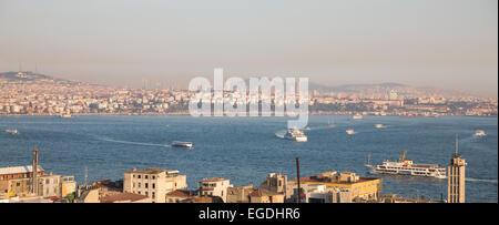 Lato Asiatico di Istanbul con crociere sul Bosforo Foto Stock