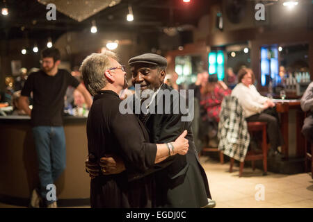 Detroit, Michigan - un concerto di beneficenza e festa a Bert's Marketplace raccoglie fondi per la lotta contro lo sfratto di un musicista Motown. Foto Stock