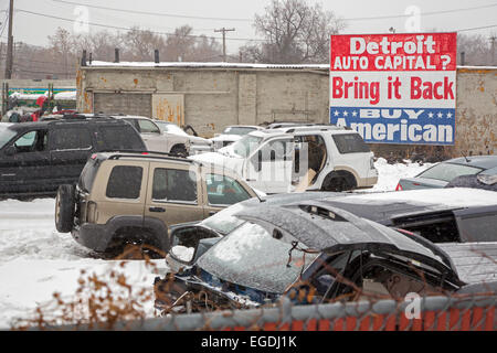 Detroit, Michigan - un auto junkyard con un segno esortando "Buy American". Foto Stock