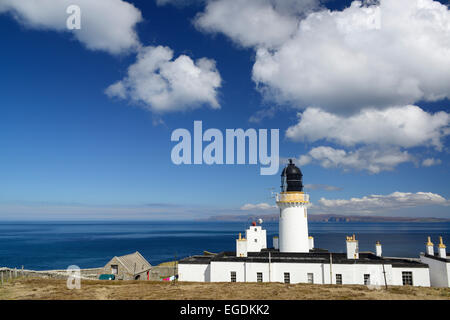 Faro di Dunnett testa con vista di Orkney Islands, testa di Dunnett, Highland Scozia, Gran Bretagna, Regno Unito Foto Stock