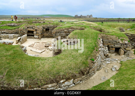 I turisti che visitano l'insediamento neolitico Skara Brae, Skara Brae, Sito Patrimonio Mondiale dell'UNESCO il cuore delle Orcadi neolitiche, isole Orcadi Scozia, Gran Bretagna, Regno Unito Foto Stock