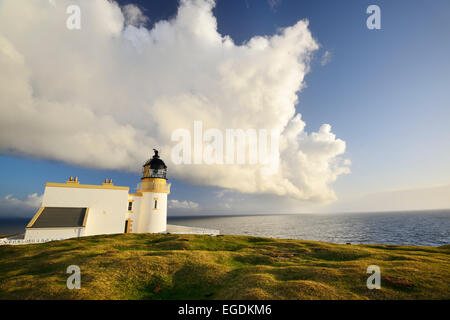 Stoer Capo Faro sopra l'Oceano Atlantico, Stoer Testa, Highland Scozia, Gran Bretagna, Regno Unito Foto Stock