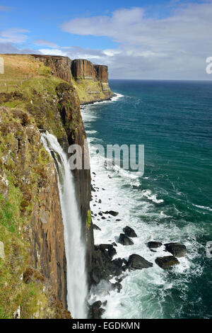 Kilt cascata della roccia che rientrano nell'Oceano Atlantico, Kilt rock cascata, Isola di Skye in Scozia, Gran Bretagna, Regno Unito Foto Stock