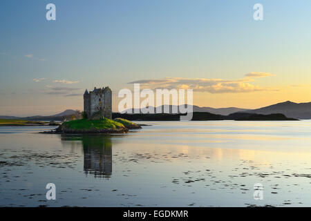 Castle Stalker con il Loch Linnhe, Castle Stalker Highland Scozia, Gran Bretagna, Regno Unito Foto Stock