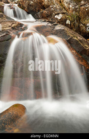 Cascata a Glen Etive, Glen Etive, Buachaille Etive Mor, Highland Scozia, Gran Bretagna, Regno Unito Foto Stock