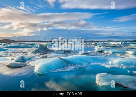 Jokulsarlon laguna iceberg e montagne Islanda Europa Foto Stock