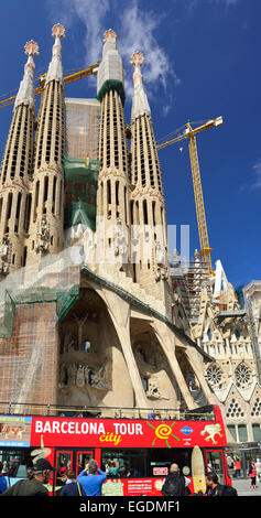 Sightseeing bus davanti la Sagrada Familia, Basilica e chiesa espiatorio della Santa Famiglia, architetto Antoni Gaudi, Sito Patrimonio Mondiale dell'UNESCO, Catalano architettura modernista, Art Nouveau, Eixample di Barcellona, in Catalogna, Spagna Foto Stock