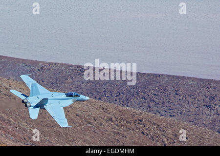 Fesa vista di un US Navy F/A-18E Super Hornet jet fighter, volando a bassa quota nella Valle della Morte. Foto Stock