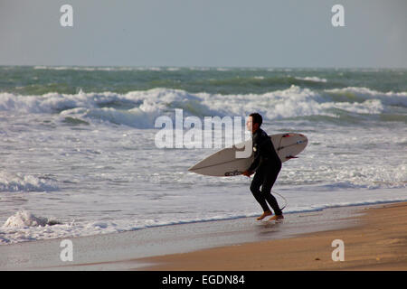 SAN FERNANDO, CADIZ, Spagna - 19 febbraio: surfista non identificato andando a l'acqua al 2° campionato di surf e bodyboard Impoxi Foto Stock