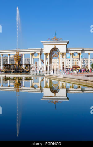 Fontane e Gate, primi presidenti Park, Almaty, Kazakhstan Foto Stock