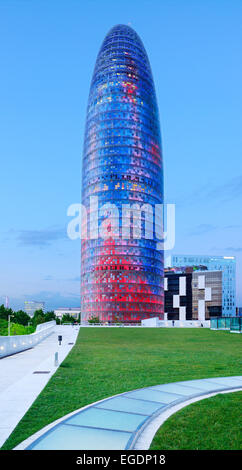 Grattacielo Torre Agbar, illuminato, architetto Jean Nouvel, Barcellona, in Catalogna, Spagna Foto Stock