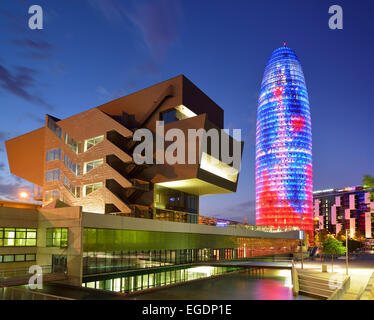 Disseny Hub Barcelona e grattacielo Torre Agbar, illuminata di notte, architetto Jean Nouvel, Barcellona, in Catalogna, Spagna Foto Stock