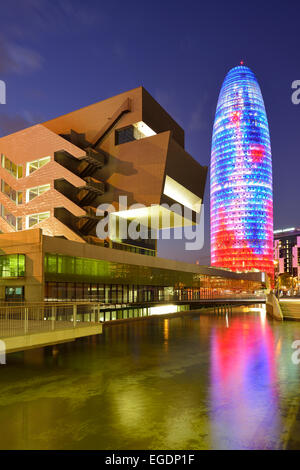 Disseny Hub Barcelona e grattacielo Torre Agbar, illuminata di notte, architetto Jean Nouvel, Barcellona, in Catalogna, Spagna Foto Stock