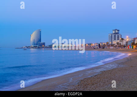 Hotel W e la spiaggia, illuminato, architetto Ricardo Bofill, Barceloneta, Barcellona, in Catalogna, Spagna Foto Stock