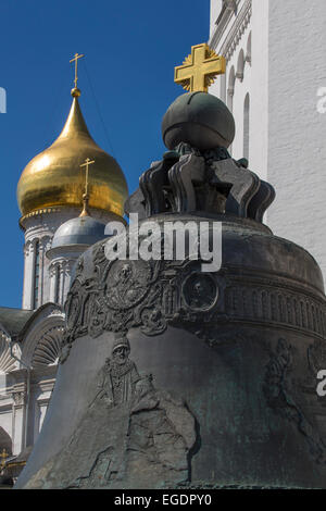 La Campana dello Zar, il più grande del mondo di campana al Cremlino di Mosca sulla piazza della cattedrale, Mosca, Russia, Europa Foto Stock