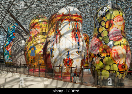 Giant Matryoschka bambole sul display a AFIMALL City complesso per lo shopping nella città di Mosca, Mosca, Russia, Europa Foto Stock