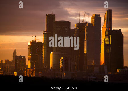 Vista da Sparrow Hills alla città di Mosca con grattacieli al tramonto, Mosca, Russia, Europa Foto Stock