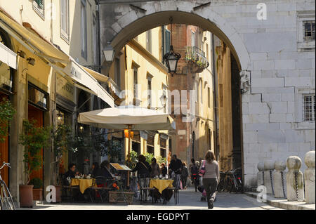 Caffè sulla Piazza San Michele, Lucca, Toscana, Italia Foto Stock