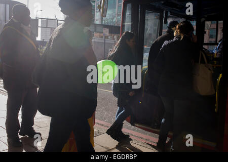 Schede madri per passeggero bus con palloncino verde alla Vauxhall alla stazione degli autobus, a sud di Londra. Foto Stock