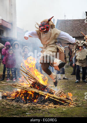 Saltando su fuoco come un tradizionale consuetudine in Lozovik, Serbia Foto Stock