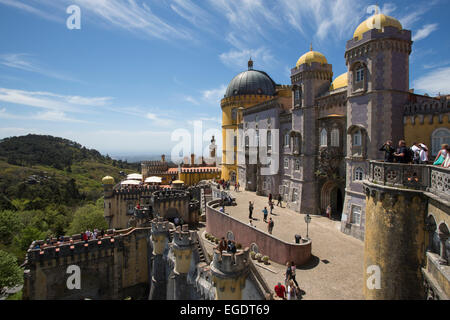 Terrazza e caffetteria al Palacio Nacional da Pena (Pena Palazzo Nazionale), Sintra, Estremadura, Portogallo Foto Stock