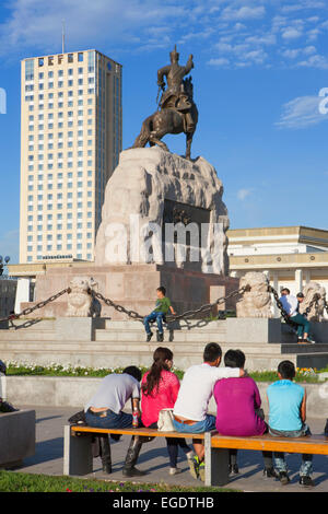 Persone in Piazza Sukhbaatar, Ulaanbaatar, in Mongolia Foto Stock