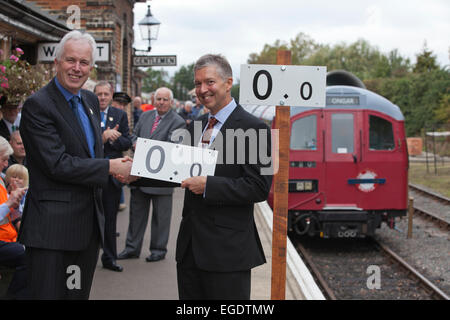 Mike Brown MD di London Underground con Roger Wright sulla piattaforma alla stazione Ongar, Epping Ongar ferroviarie, Essex, Inghilterra, Regno Unito Foto Stock