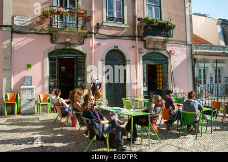 La gente seduta al di fuori Costa do Castelo ristorante nel quartiere di Alfama, Lisbona, Lisboa, Portogallo Foto Stock