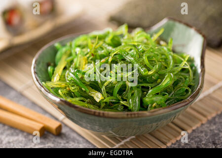 Una deliziosa fresca insalata di alghe marine. Foto Stock