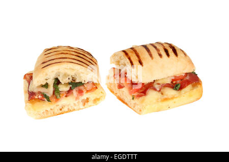 Mozzarella, pancetta, pomodori e basilico pannini tagliato a metà isolato contro bianco Foto Stock
