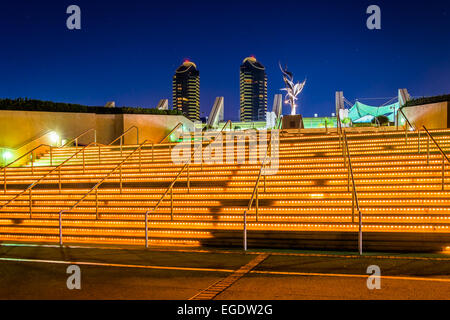 Grande Scala presso il Centro Congressi di notte, a San Diego, California. Foto Stock