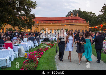 Le persone che si godono la sfera formale nei giardini del castello, ospitato dalla Università di Erlangen, Erlangen, Franconia, Baviera, Germania Foto Stock