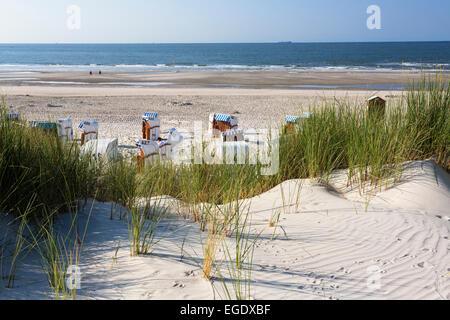 Sedie di spiaggia e dune, Spiekeroog Island, nel Mare del Nord est delle Isole Frisone, Frisia orientale, Bassa Sassonia, Germania, Europa Foto Stock