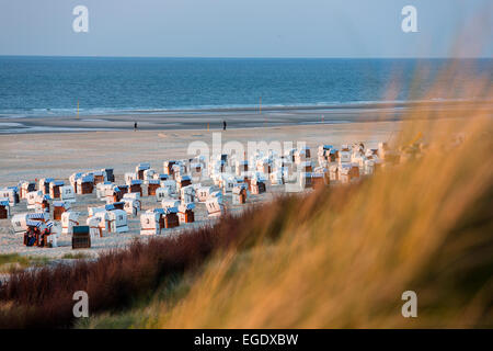 Sedie da spiaggia e le dune al tramonto, Spiekeroog Island, nel Mare del Nord est delle Isole Frisone, Frisia orientale, Bassa Sassonia, Germania, Europa Foto Stock