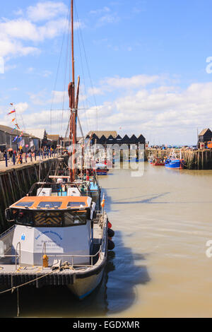 Barche da pesca legato fino a Whitstable Harbour, Kent, England, Regno Unito Foto Stock