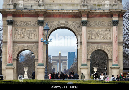 Visualizzazione attraverso l'Arc de triomphe du Carrousel verso l'Arc de Triomphe e a La Defense, Parigi, Francia Foto Stock