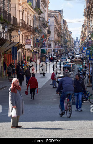 Scena di strada di Catania, Sicilia, Italia. Turismo italiano, viaggi e meta di vacanza. Foto Stock