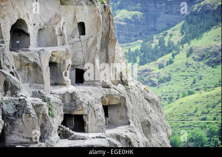 Dettaglio con Vardzia grotta antica città su un giorno d'estate. Vardzia è uno dei principali punti di riferimento in Georgia. Foto Stock