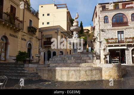 Fontana barocca presso la Cattedrale di San Nicola a Taormina, Sicilia, Italia. Turismo italiano, viaggi e meta di vacanza. Foto Stock